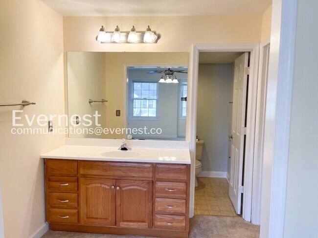 Building Photo - 3 Bed, 2.5 Bath Townhome with Modern Amenities / Available Soon!