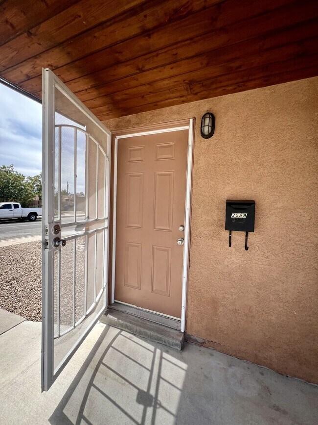 Building Photo - 2 bedroom / 1 bath close to KAFB and I-25 Move-in Special!