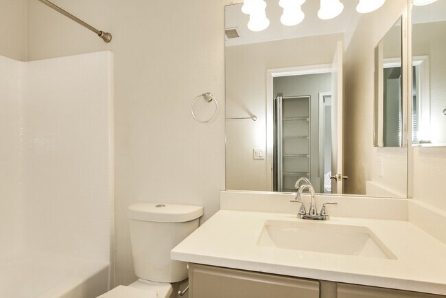 Building Photo - 1410 E June St