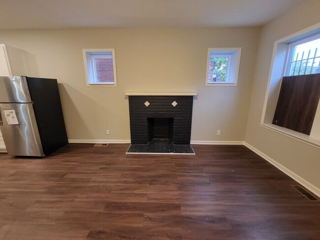 Building Photo - Completely Renovated New and Open Concept ...