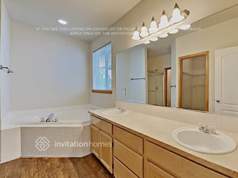 Building Photo - 1009 Eagle Ave SW