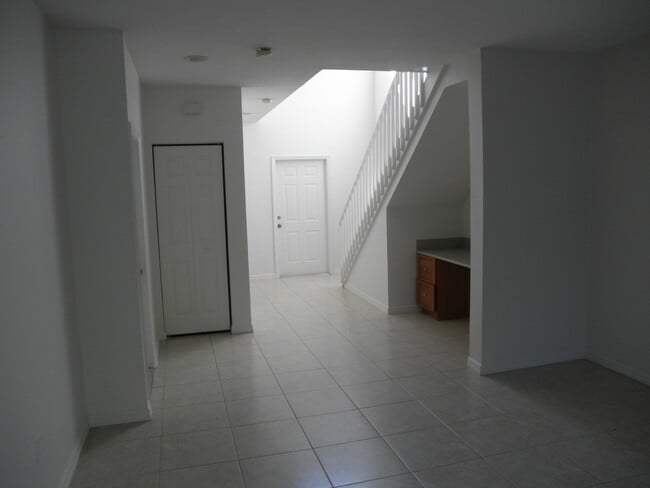 Building Photo - Estancia at Palm Springs