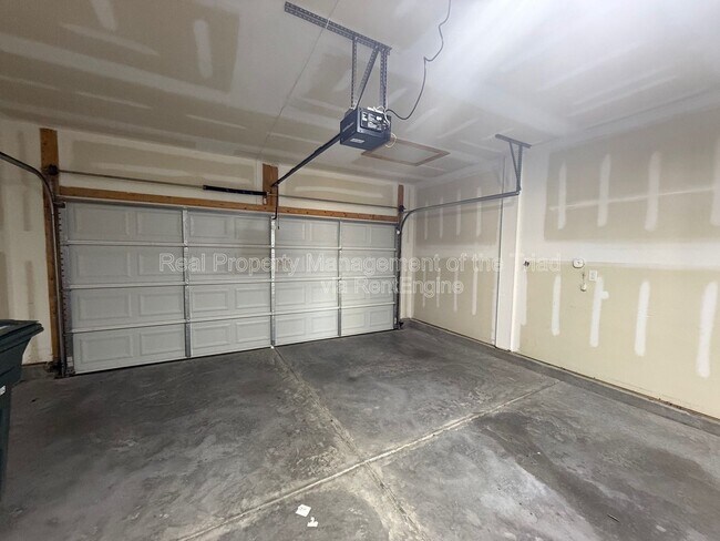 Building Photo - 2211 Talon Dr