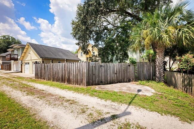 Building Photo - Charming 4 Bedroom 3 Bathroom Historical H...