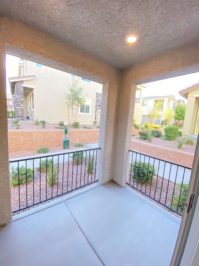 Building Photo - Gorgeous 2Bed/2.5Bath/2Car Townhome located in Gated Community in Henderson