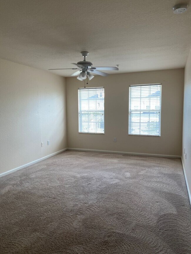 Building Photo - BEAUTIFUL 3 BEDFROOM, ,2.5 BATHROOMS TOWNH...