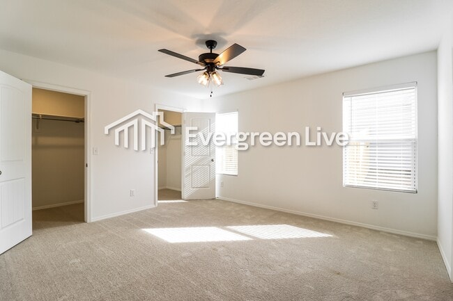 Building Photo - 40 10 Point Ln