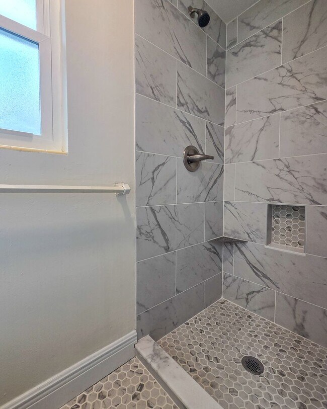 Building Photo - Beautifully Renovated 3/2 in Madison Park