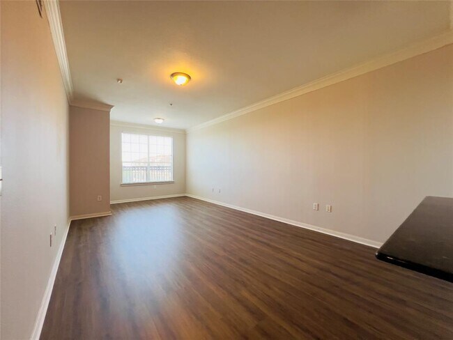 Building Photo - 7575 Kirby Dr