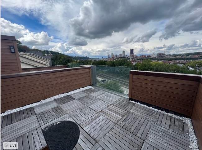 Building Photo - Stunning 3 bedroom, 2 bath Townhouse in Alta Vista Development