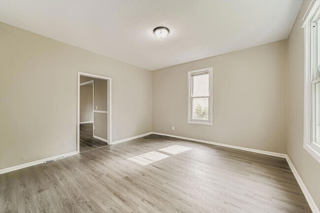 Building Photo - 707 Jenks Ave E