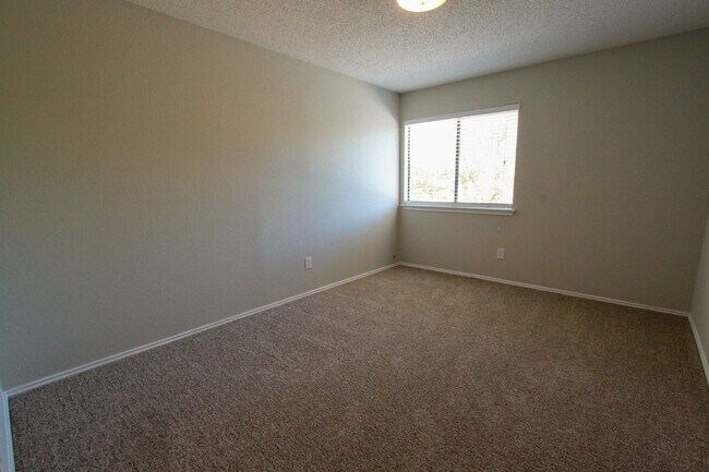 Building Photo - Updated 4 Bedroom • 2.5 Bath • West Round Rock • Downstairs Primary Suite • Two Living Areas • La...
