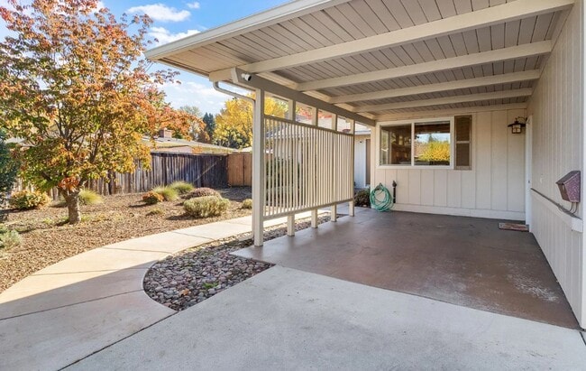 Building Photo - East Medford 3 Bedroom 2 Bathroom