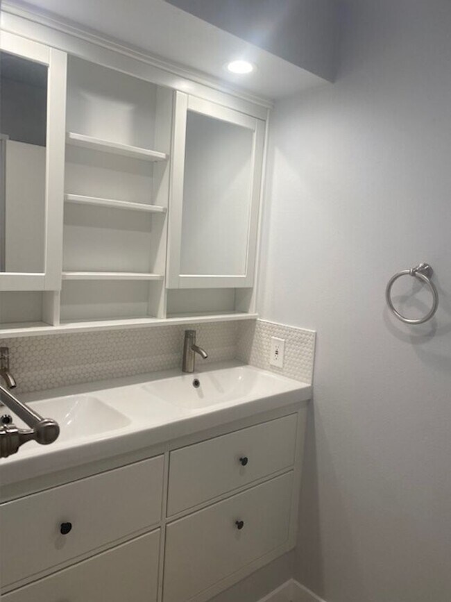 Building Photo - Beautiful fully remodeled 2 bedroom 1.5 bath in Laguna Hills