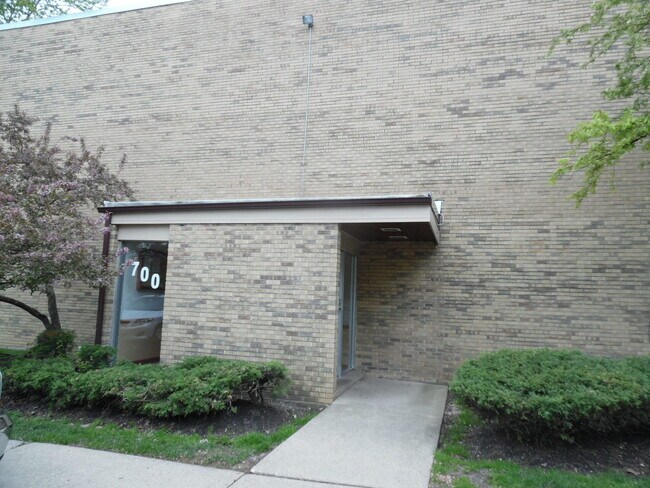 Primary Photo - 700 Dempster St