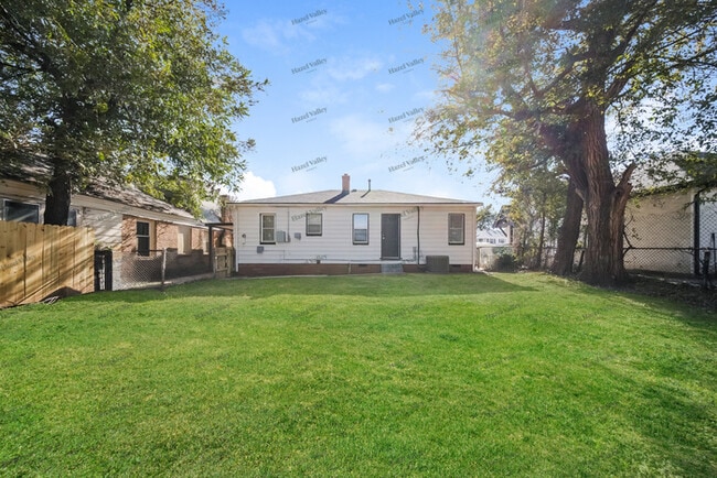 Building Photo - 1701 E Madison St