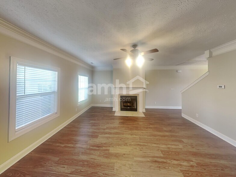 Building Photo - 1131 Longwood Dr