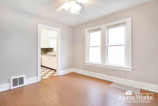 Building Photo - 1122 W 7th St