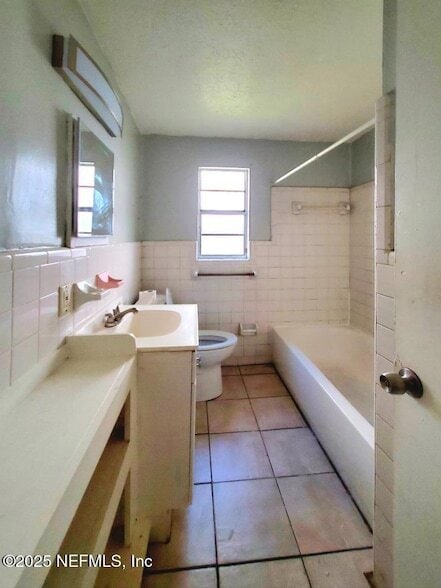 Building Photo - 2840 Cook St