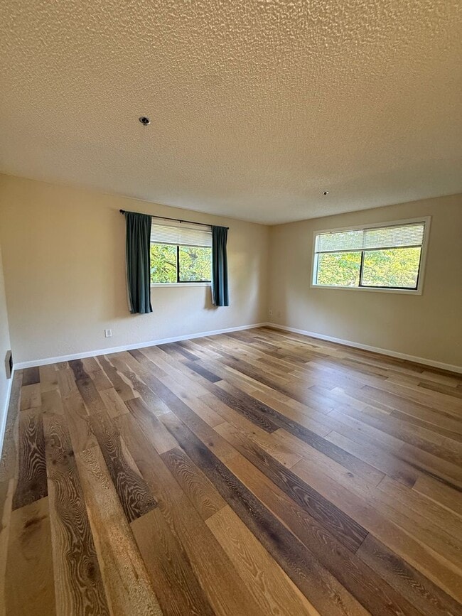 Building Photo - Well Maintained 2BD/2BTH Lynnwood Condo for Lease in Gated Community!
