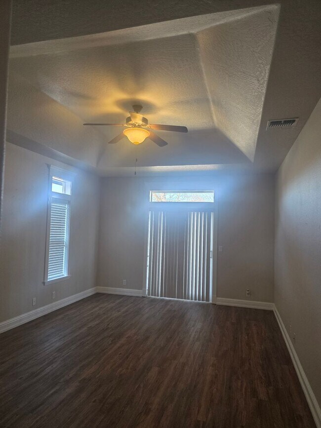 Building Photo - 3 bed 2 bath Home for Rent in Grants Pass