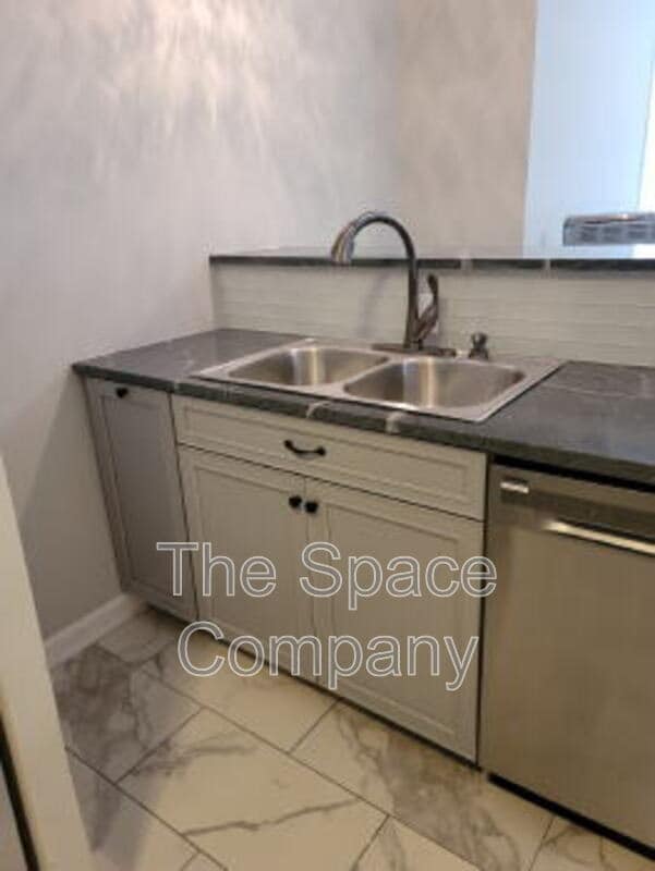 Building Photo - 98 Sans Souci St