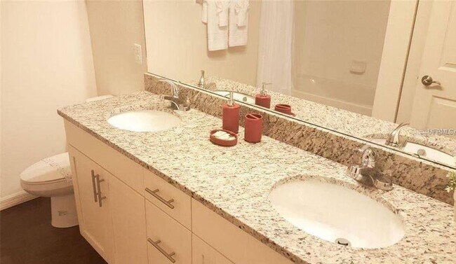 Building Photo - 9004 Shine Dr