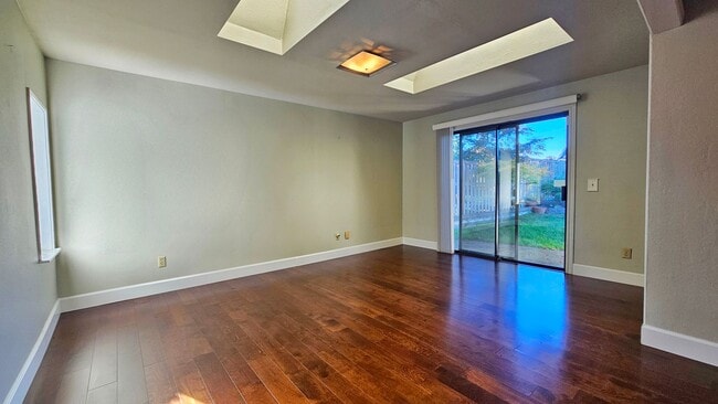 Building Photo - Charming 4 Bed 2 Bath Rambler with Office/Den in Benson Hilll, Renton WA.