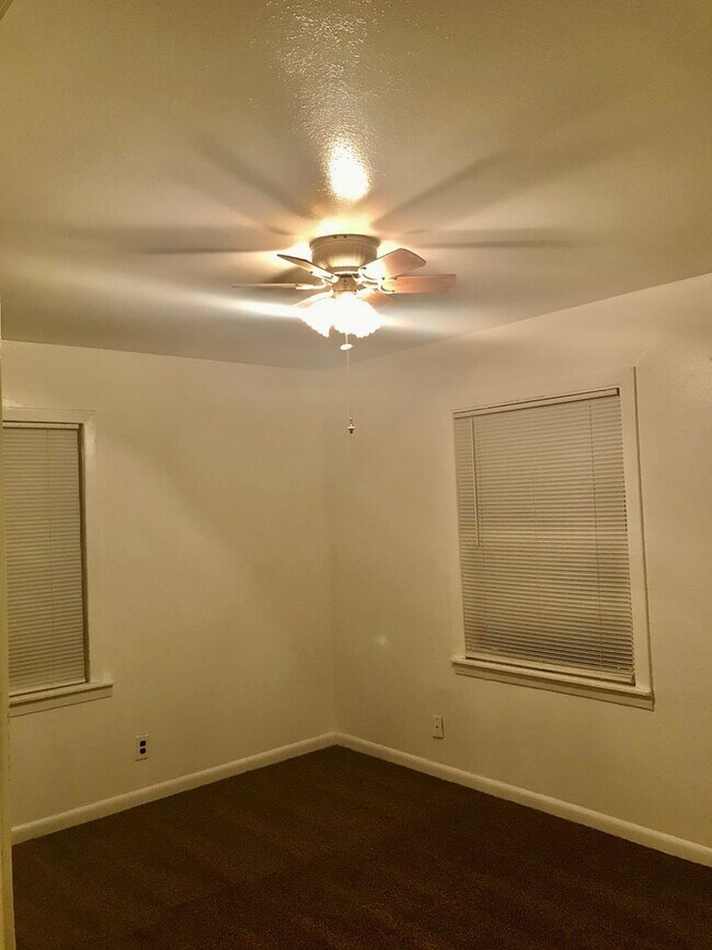Building Photo - 2 Bedroom, 1 Bathroom Home in North Amarillo!
