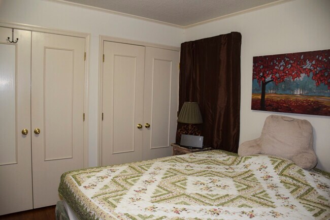 Building Photo - 596 Country Club Ln