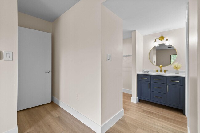 Building Photo - 2233 NW 22nd Ave