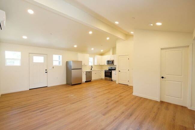 Building Photo - 4805 Charlotte Way