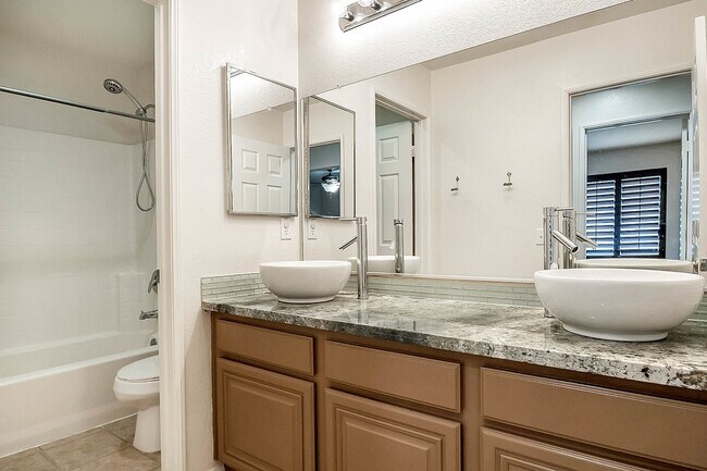 Building Photo - Modern 5 Bedroom in Paseo Del Sol