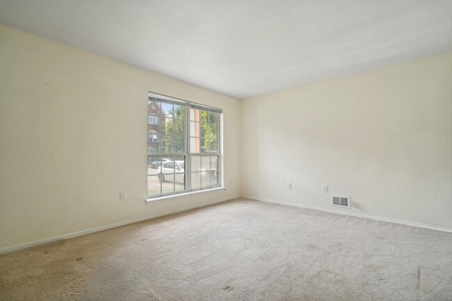 Building Photo - 14 Walnut St