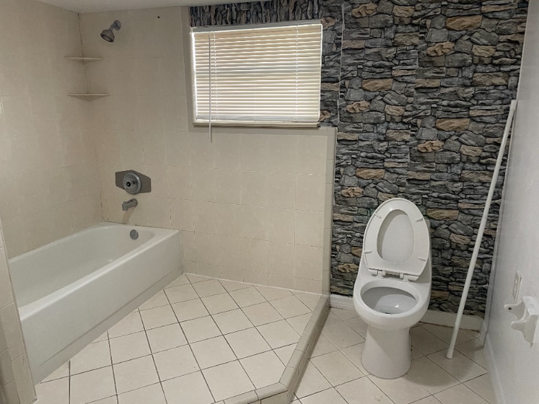 Building Photo - 5767 Lakeville Rd