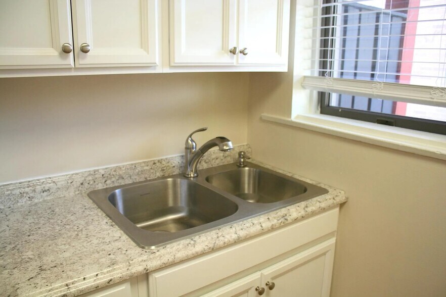 Building Photo - 110 Collier St