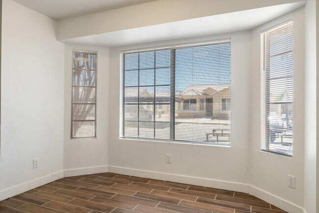 Building Photo - 8520 W Palm Ln