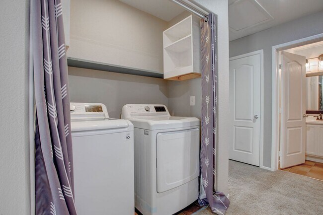 Building Photo - 27 Hudson Canyon St