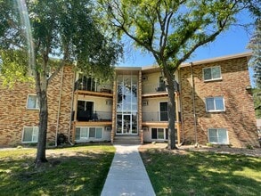 Building Photo - Champlin Main Floor Renovated Apartment, D...