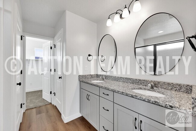 Building Photo - Single Family Home in Syracuse!