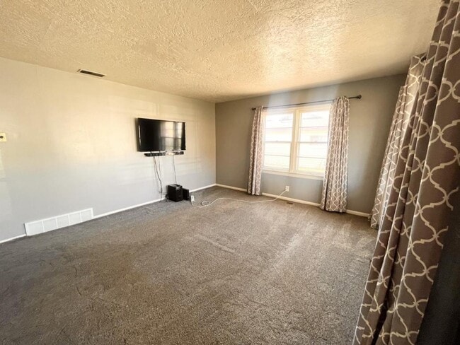 Building Photo - 364 N Wall Ave
