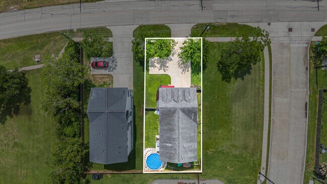 Building Photo - 1333 N Meyer Ave