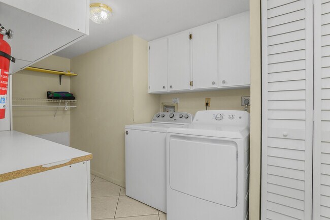 Building Photo - 190 Palm Dr