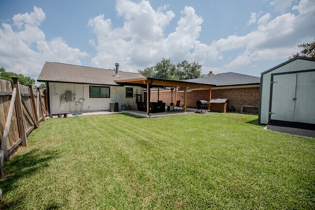 Building Photo - 4606 Meadowood Dr