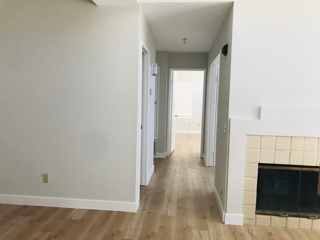 New floor! New paint and more. - 28265 Via Fierro
