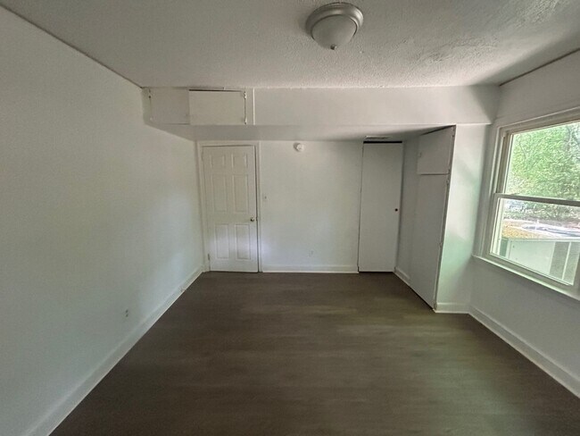 Building Photo - 823 S Kilbourne Rd