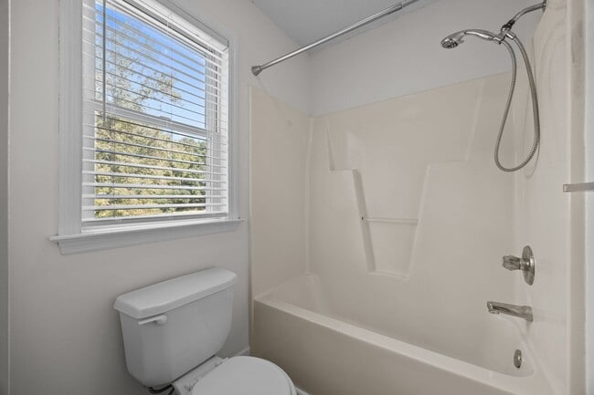 Building Photo - Newly Renovated Townhome!