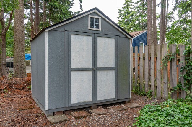 Building Photo - Cozy 4 Bed 3 Bath Home Center of Oak Harbor
