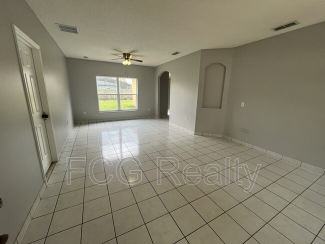 Building Photo - 325 Marquee Dr