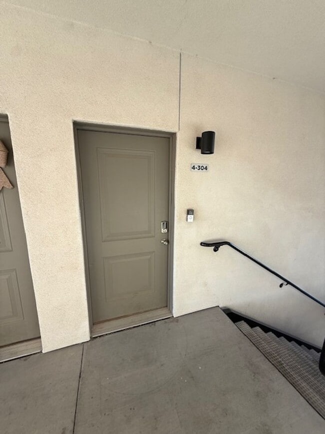 Building Photo - Modern 3 Bedroom Condo in Desert Color